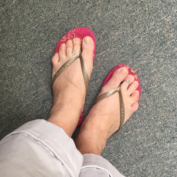 Havaianas—Runs large,Sz6+ gold strappy on floral purple footbed. NoBottomWear! - Picture 4 of 4